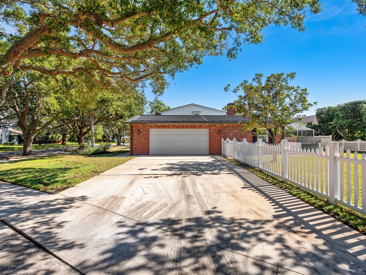 517 N River Oaks Drive