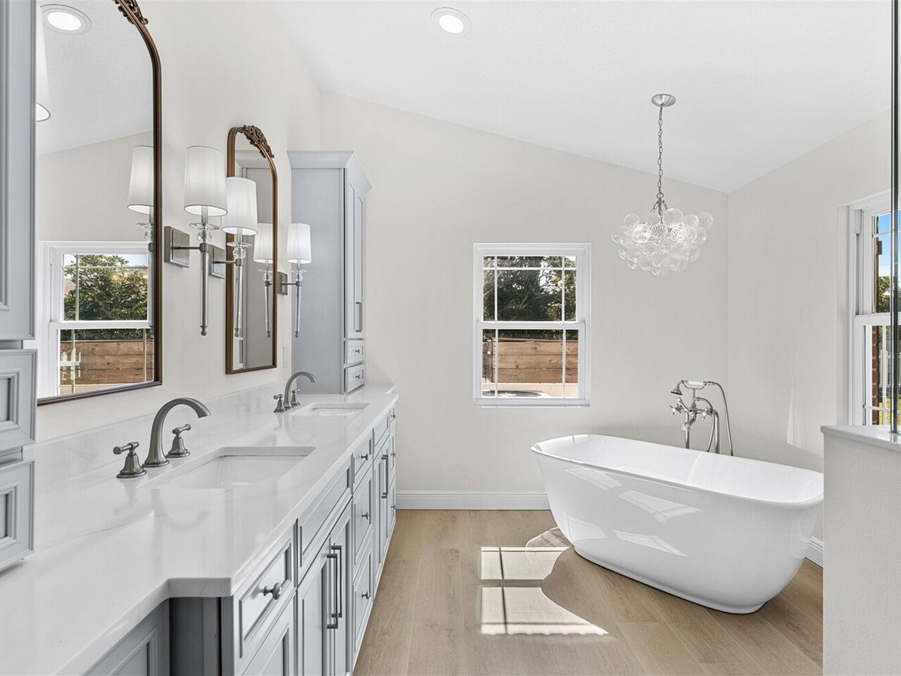 517 N River Oaks Drive