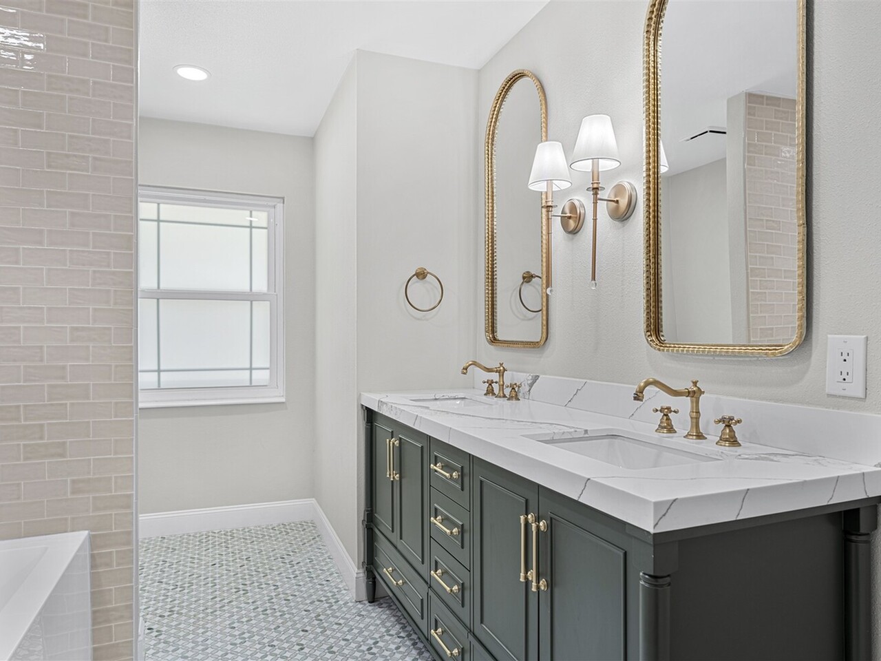 517 N River Oaks Drive