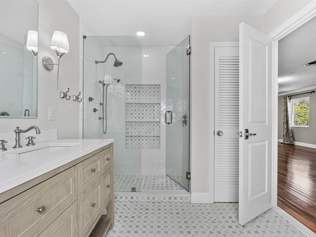 517 N River Oaks Drive