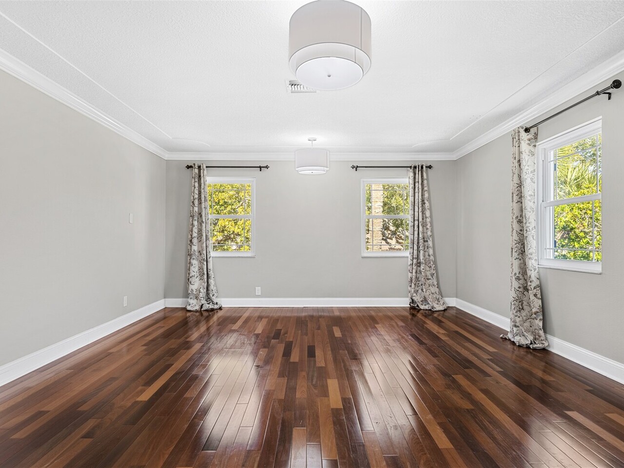 517 N River Oaks Drive