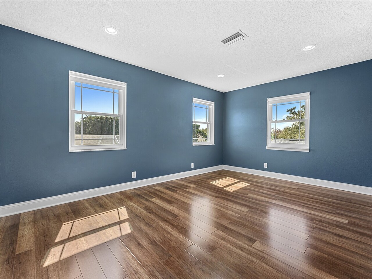 517 N River Oaks Drive