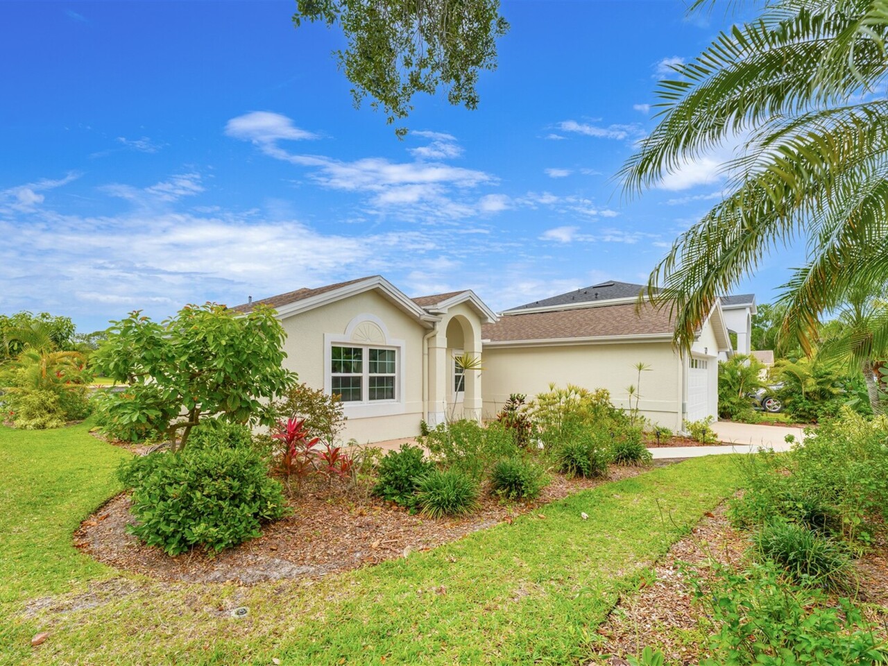 6986 Hammock Lakes Drive